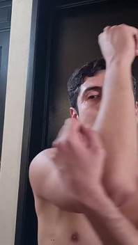 Nahý fešák na cvičení