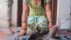 Bini kawan-kawan jiran datang ke rumah saya secara rahsia untuk saya dan memberikan blowjob terbaik membuat pancutan mani dalam mulutnya ke batang tebal desi saya