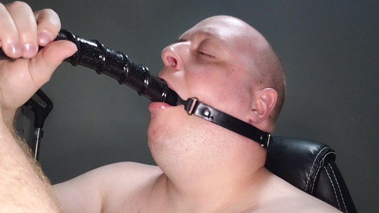 Charlieboy69: Een 38 cm lange dildo diep in de keel met mondknevelring