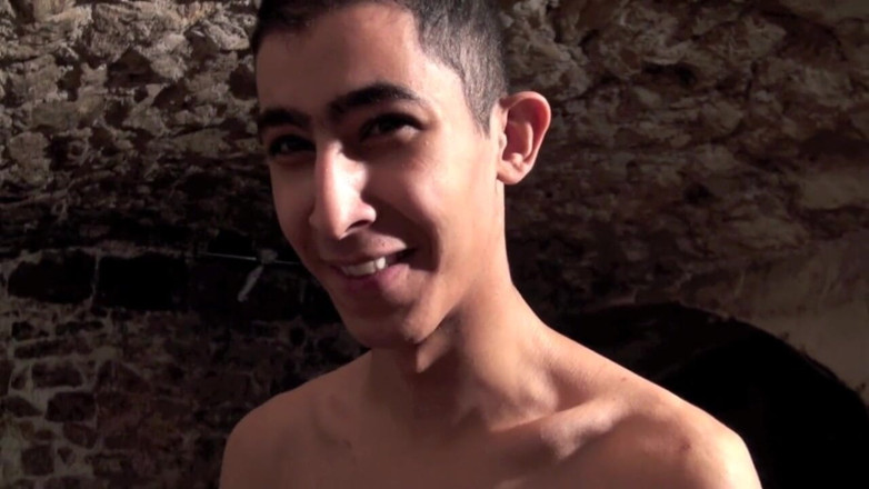 Crunch Boy: Young accetta di scopare un gay in un posto discreto...