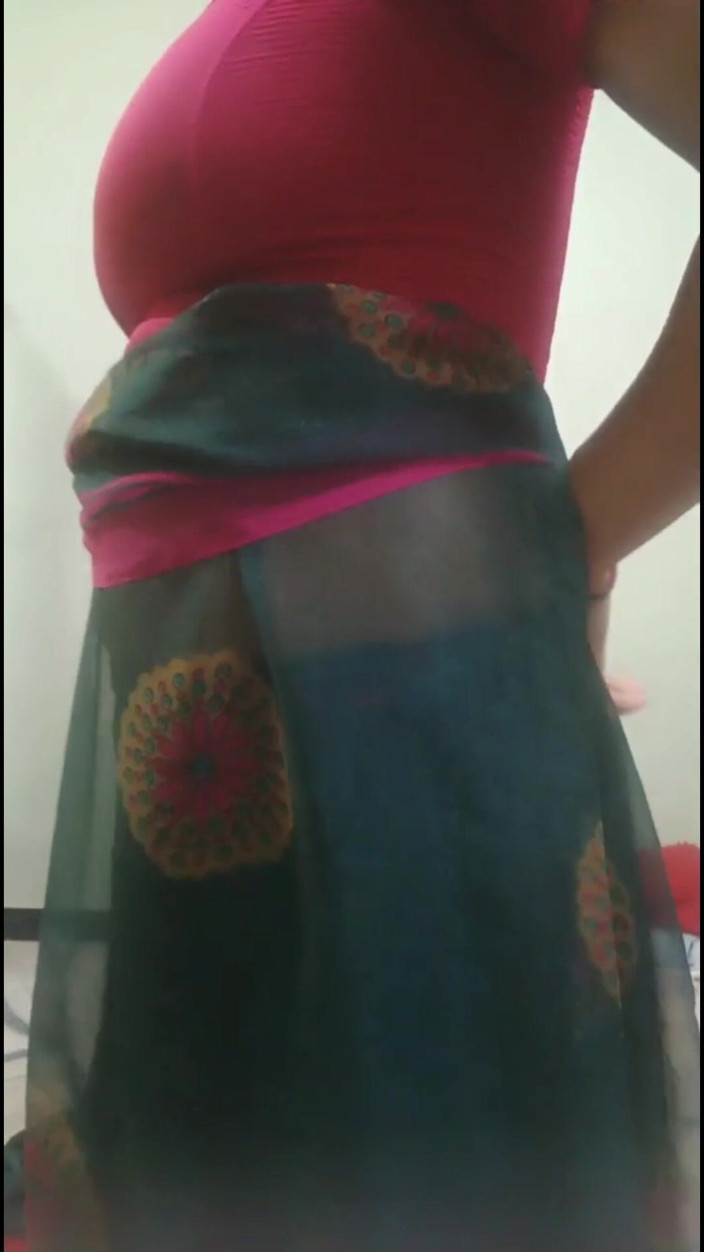 Desi_Tease_Queen: Desi Saree mengusik membuka pakaian 