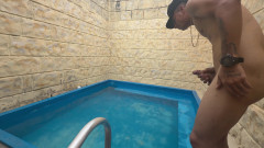 Angel_foxxx: Îmi introduc penisul în țeava piscinei, sora mea vitregă mă descoperă și, în scopul...