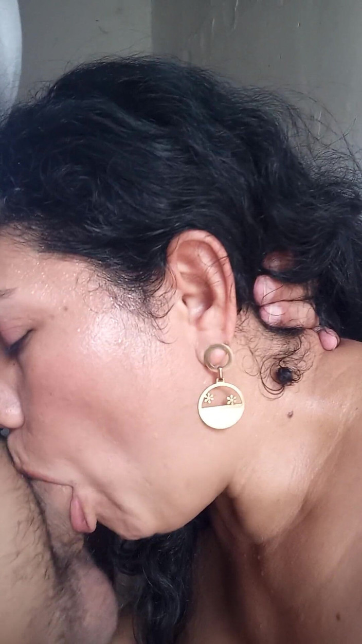 Valkyrieandluigy: Avsugning i köket amatör deepthroat och delicious