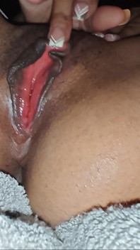 Rekaman seks asli pasangan inggris - tante ras campuran lagi asik mainin memeknya pakai sperma hangat