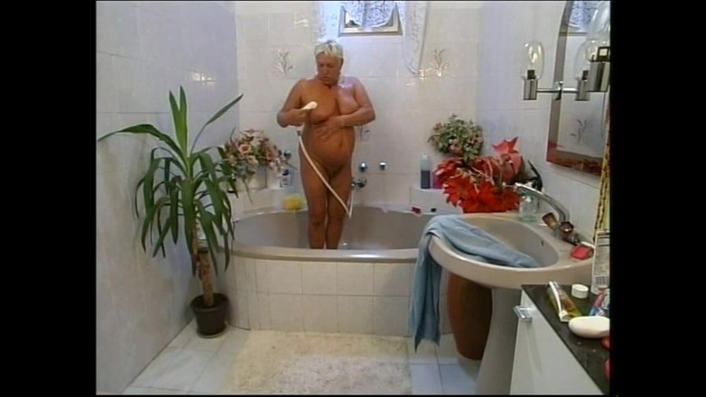 Deutschland porn: 큰 자지를 가진 어린 소년과 섹스를 즐기는 거유 발정난 미시
