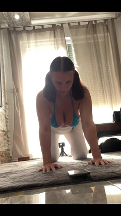 Crypto Mommy: Bb, sledujte, jak trénuji své tělo, abyste se mohla bavit