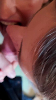 Zwei transen verführen kameramann zum analsex und stoßen sein sperma an