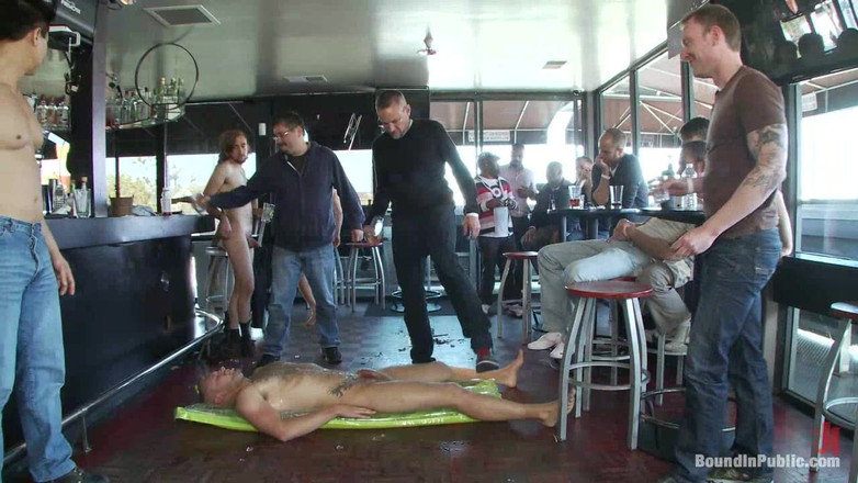 Bound in public: Două curve păroase se obișnuiesc într-un bar plin de străini excitați