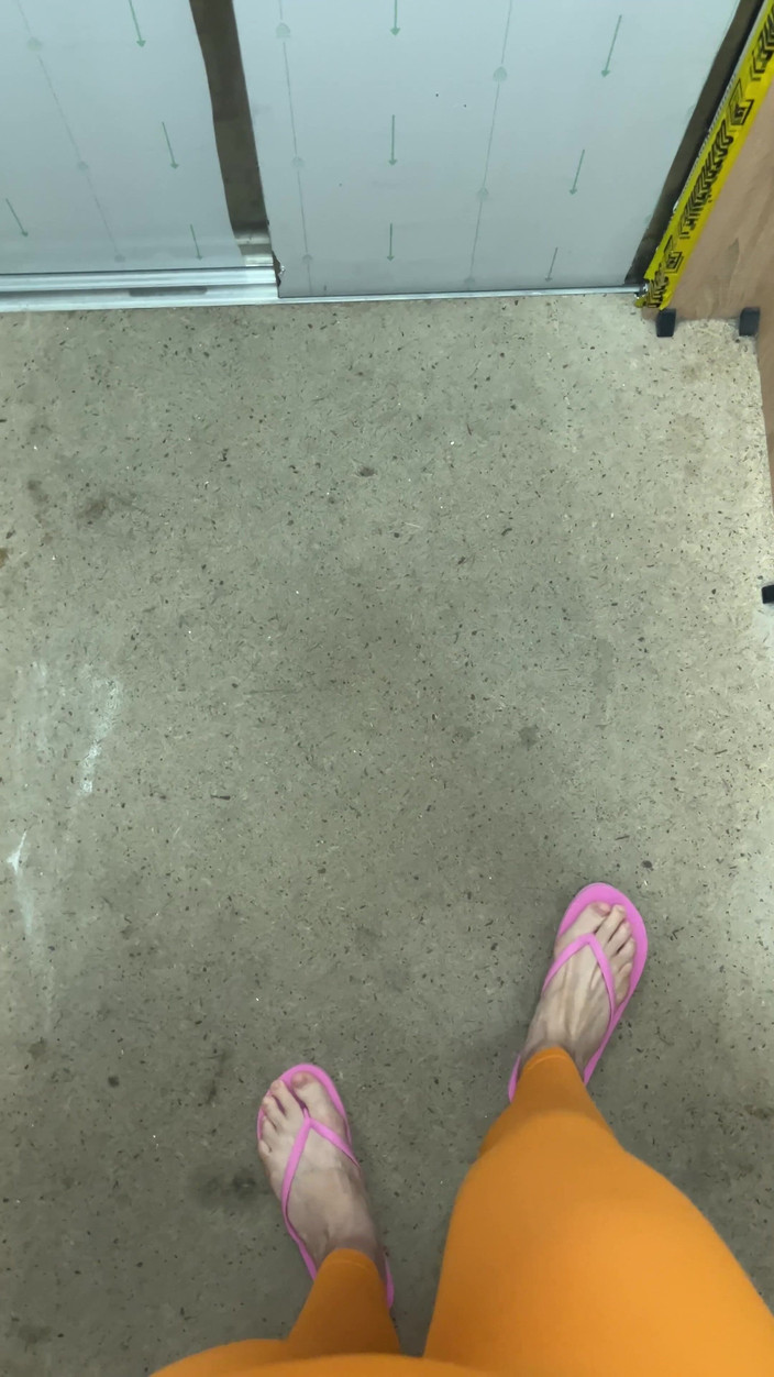 Feet: Tôi Thích Đi Dép Xỏ Ngón Màu Hồng
