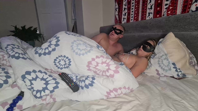 Anal Fetish Couple: Bardzo seksowna milf cieszy się domowej roboty jebanie i ssanie...