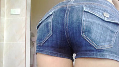 MissAnja_FH: Tự đi tiểu trong chiếc quần jean màu xanh