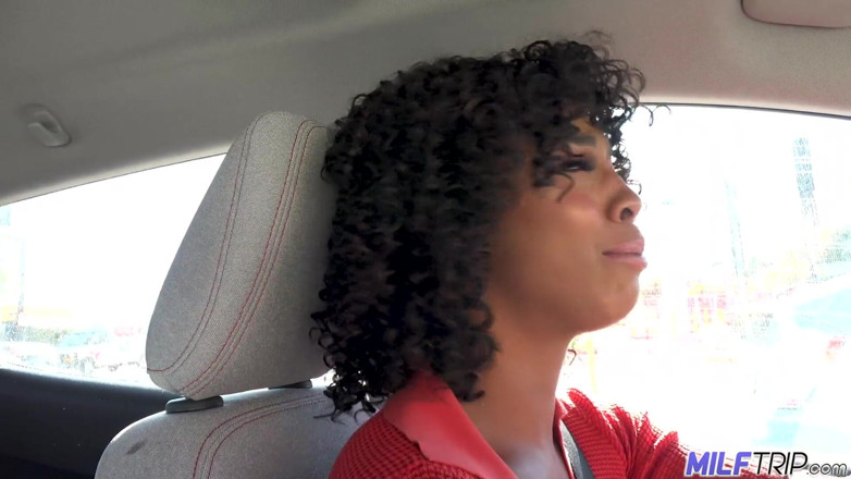 MILF Trip: Esbelta belleza de ébano Misty Stone tiene cuerpo