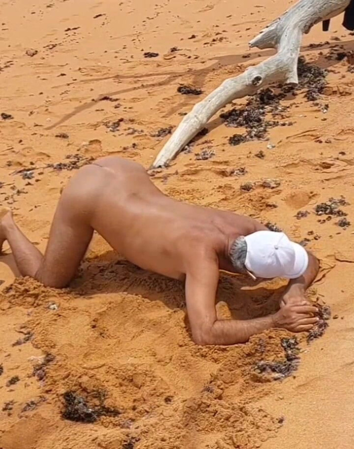 Ladysilvas: Nua quente Ladysilva na praia mostrando sua bunda sexy bronzeada...