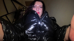 MilfyCalla: 계단 다운 재킷 애타게 - 부드러운 자위와 더러운 속삭이는