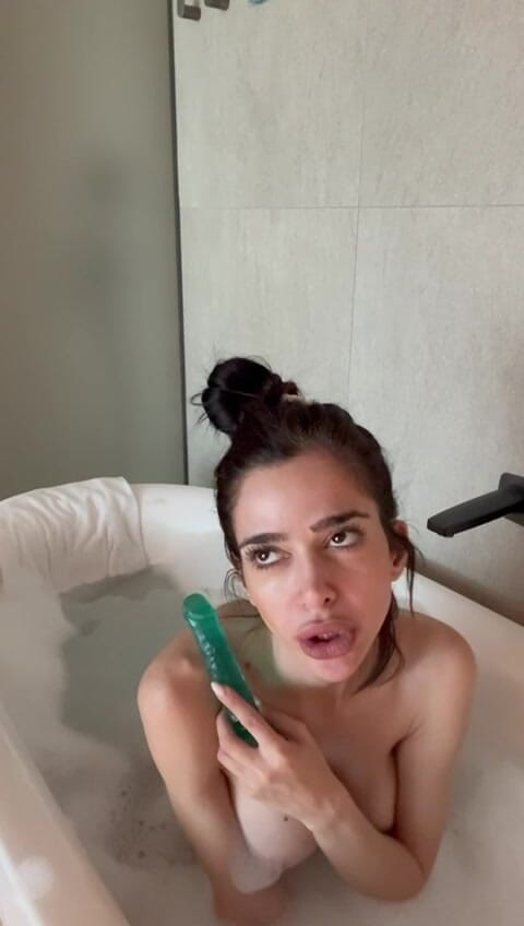 silicone_brunette: Blowjob dildo dalam Bilik Mandi