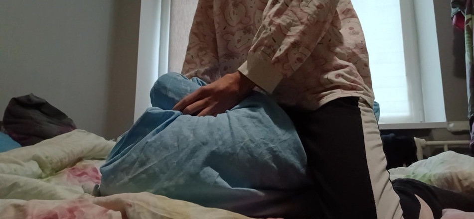 Lesbian-illusion: Supermager tjej gnuggar sin fitta på en kudde och kommer...