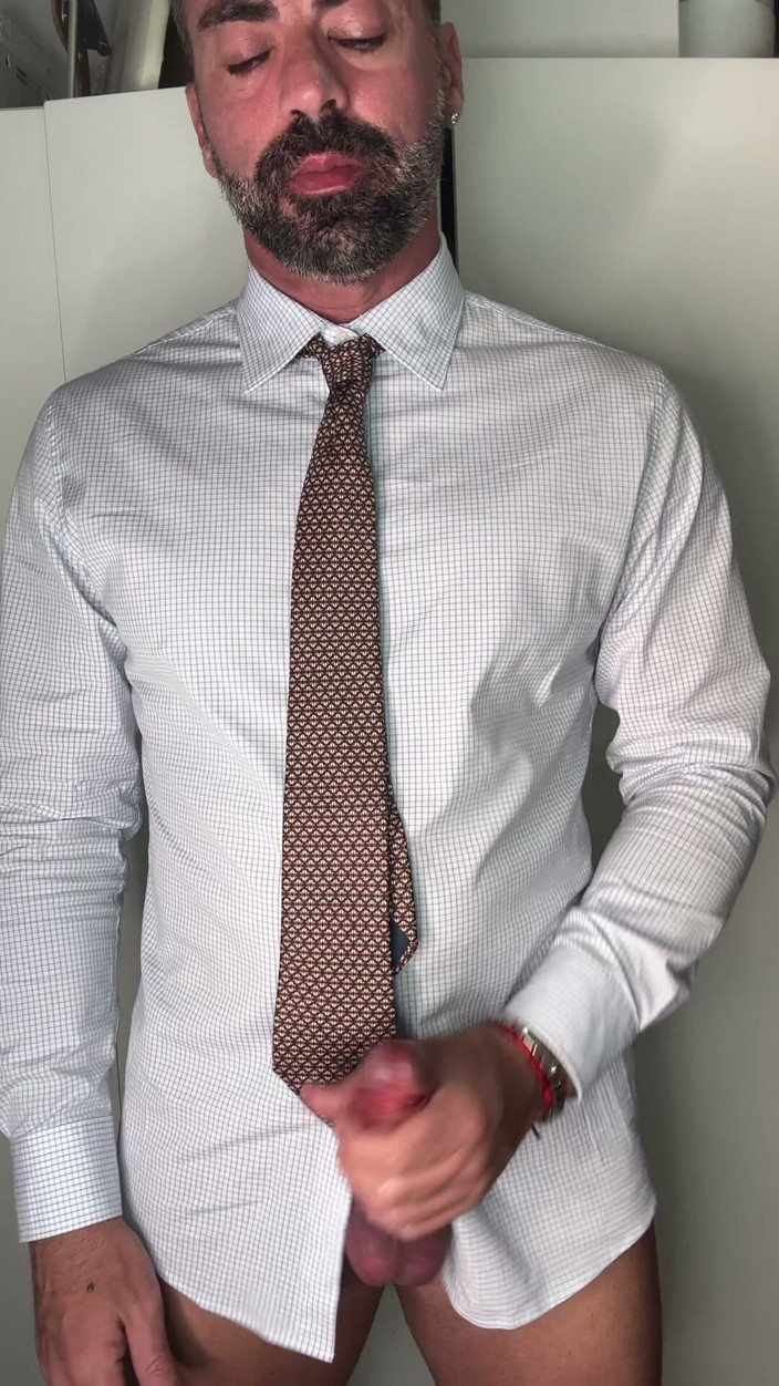 MaelHunter: I Masturbate in a Suit