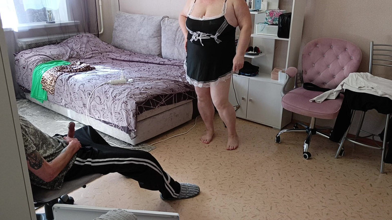 Zona901: Una criada sin bragas me prendieron y me la follé...