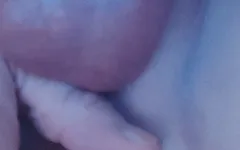 Deitada na cama brincando com meu cu com um vibrador é tão bom esperando por um buraco molhado