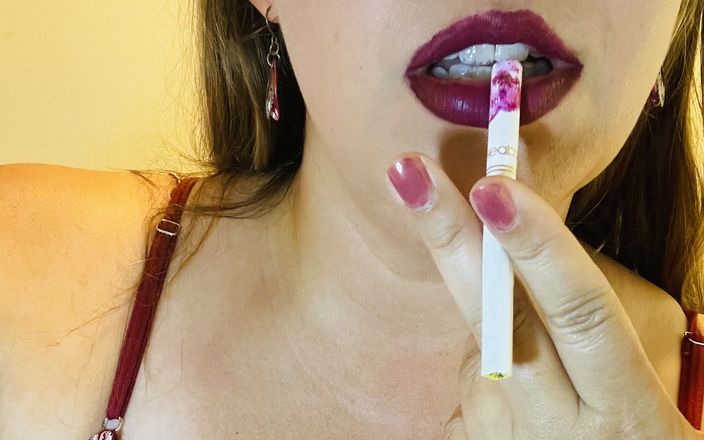 SouthernBellSmoker: Lèvres rouges, seins naturels, cigarette