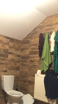 Fumare danza in pelle. Figa strappata in costume da scopata, pipì in bagno e masturbazione sporca