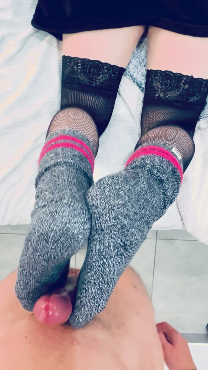 Frenchsockjob: Непереборний образ: спортивні шкарпетки та сітчасті панчохи
