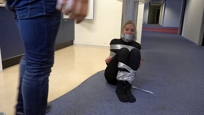 Restricting Ropes: Жінку-шахрайку спіймали і лоскотали