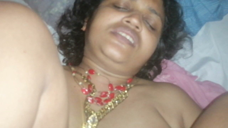 Tina Baby: Bhabhi desi tertangkap suami mengongkek setiausaha pejabatnya, jadi dia mengongkek...