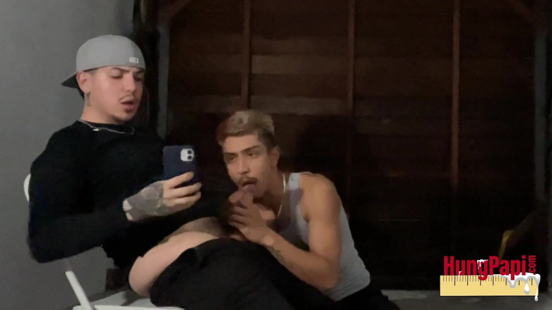 Hung Papi: Gay cholo lagi asik nyepong kontol penjahat
