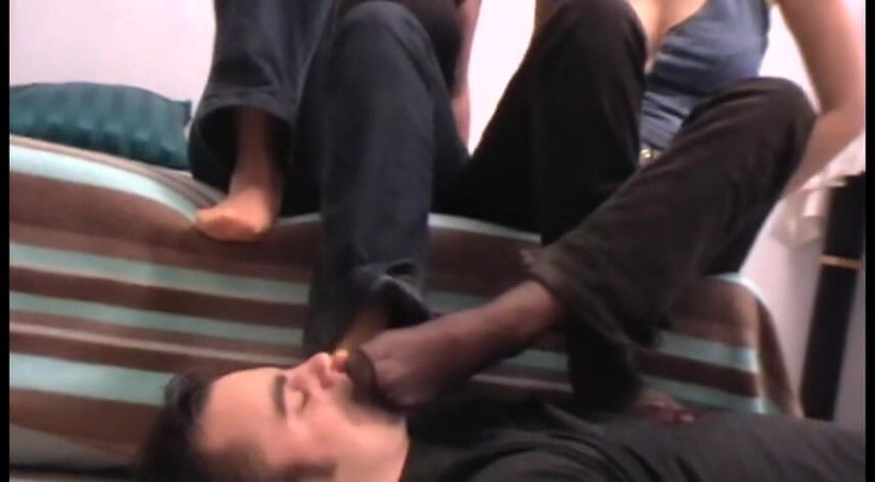 Foot Girls: Awek berkuasa menghirup kaki