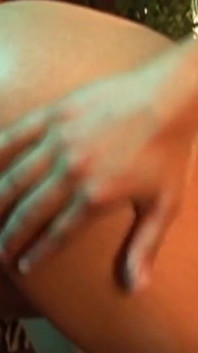 Un ange blonde squirteuse et une brune asiatique s’amusent dans un lit lesbien
