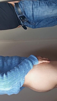 Untreue nachbarin, während ihr ehemann badet