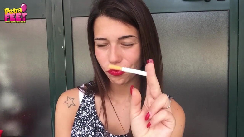 Smokin Fetish: Tatlı genç kız ilk kez kamerada sigara içiyor