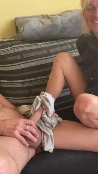 Footjob istri sange di webcam sama tetangganya sendiri