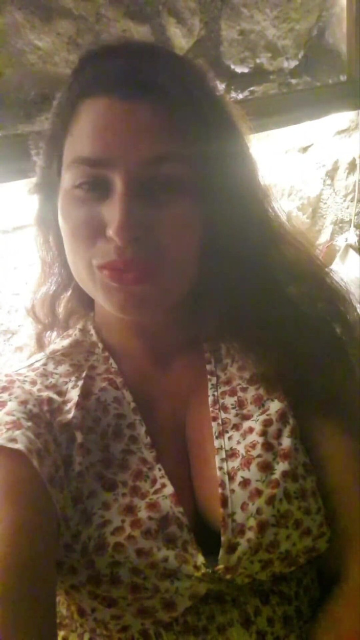 ExpressiaGirl: Sevimli kız büyük göğüslerini okşuyor!