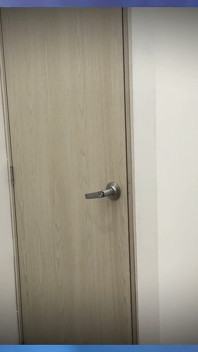 Gynekolog s velkým penisem šuká své pacientky uprostřed konzultace a vyvrcholí jí do kundičky