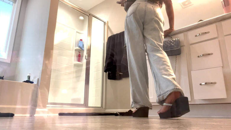 Mya Mula Goddess: Cocu des pieds dans le stockage