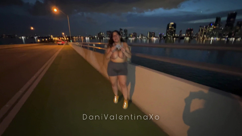 Dani Valentina: Jadynn stone lagi asik main public truth or dare