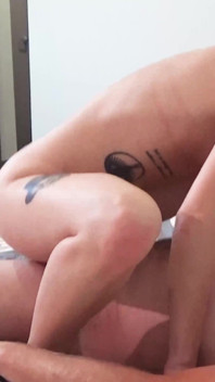 这个看起来无辜的可爱女郎是一个秘密的换妻癖者，让我在她家拍摄色情片