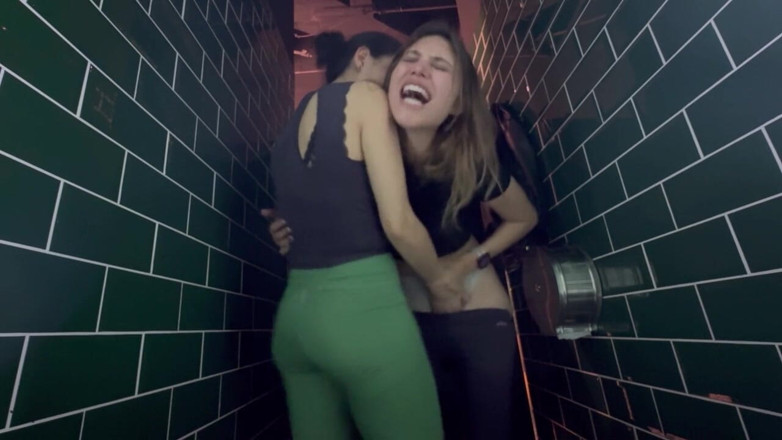 scarlettandc: Женщины чувствуют жар, находясь в спортзале и трогают себя в ванной