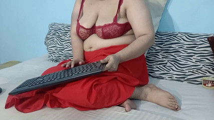 Netu: Paki Rani Netu ukazuje její velká prsa a velký zadek...