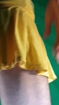 노란색 치마 아래 창백한 노란색 끈