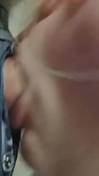Ssałem jego penisa i szarpałem jego spermę na moje cycki! Upewniłem się, że polizam to z palców!