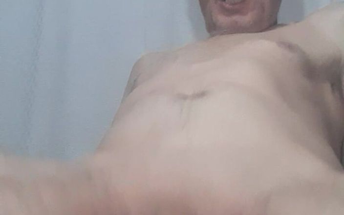 Big uncut hard cock: 一根柔软的大鸡巴，但很大，有两个很大的球，他们跳舞