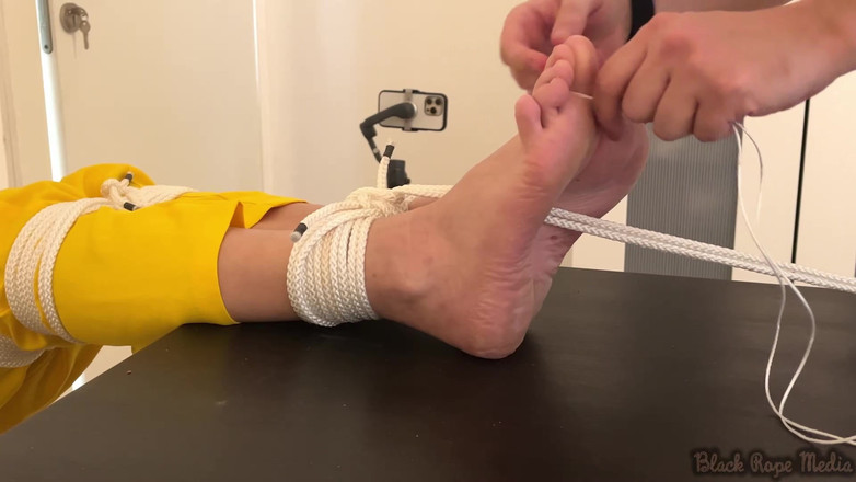 Miriam Slave: April O'neil yalınayak ve gıdıklıyor