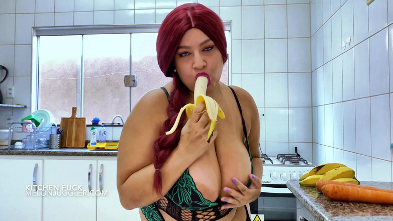 Busty BBW Latinas: La principessa liana viene scopata e pisciata in cucina