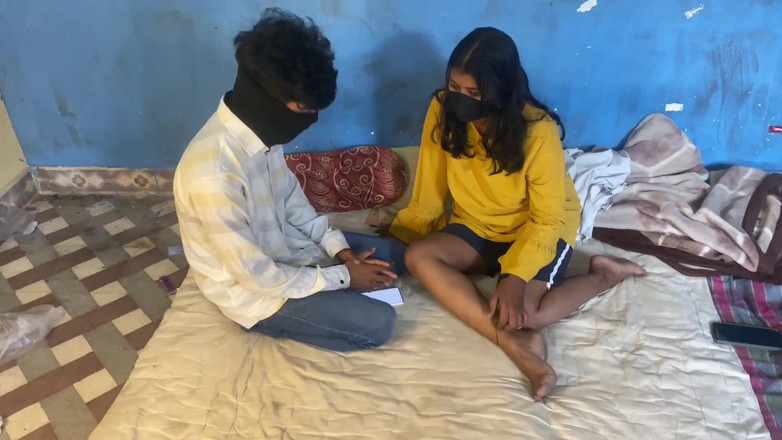 Indian Teen Girl's: Açık havada seks üvey erkek kardeş ve üvey kız kardeş kapının dışında...