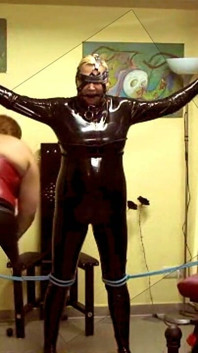 O Escravo em Látex - Ação BDSM dura com três pessoas