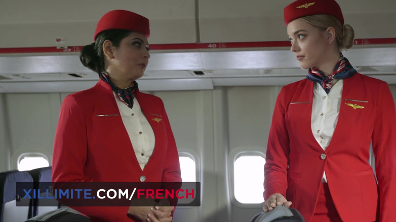 French girls at work: A bela aeromoça se rende ao piloto
