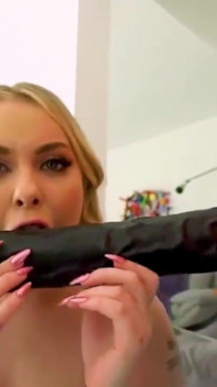 Exxxtra Small 4'8'' Haley Spades are parte de o neagră masivă de 20 de inci